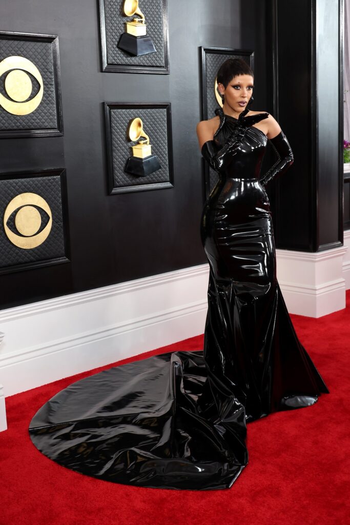 Doja CAt într-o rochie neagră din latex la Premiile Grammy 2023
