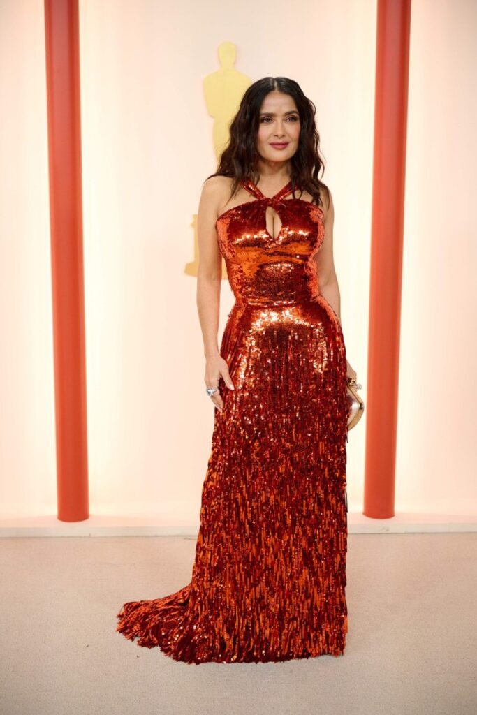 Salma Hayek într-o rochie sclipitoare roșie la Gala Premiilor Oscar 2023
